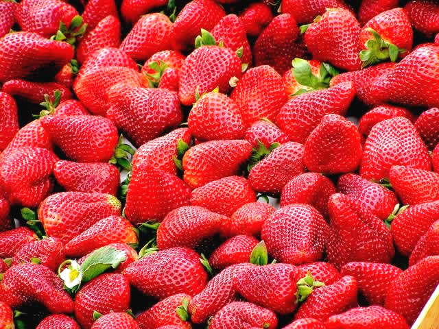 strawberries-99551_640